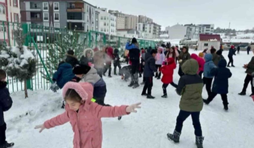 Polisler ile öğrencilerin kartopu eğlencesi