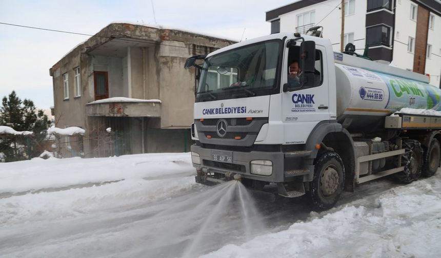 Samsun'da kar temizleme çalışmaları devam ediyor