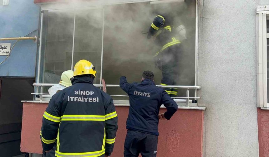 Sinop’ta 5 katlı binada yangın paniği