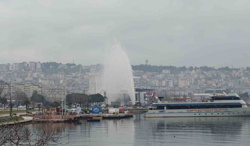 Su borusu patladı, sular 60 metre gökyüzüne yükseld