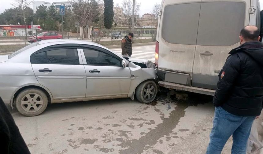 Çarpışan araçlarda maddi hasar oluştu