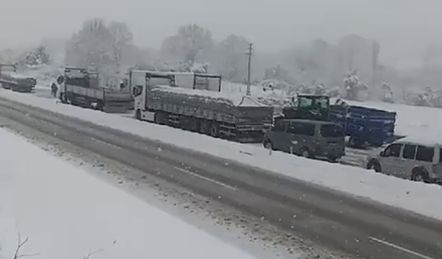 Sinop’ta kar nedeniyle araçlar uzun kuyruklar oluşturdu