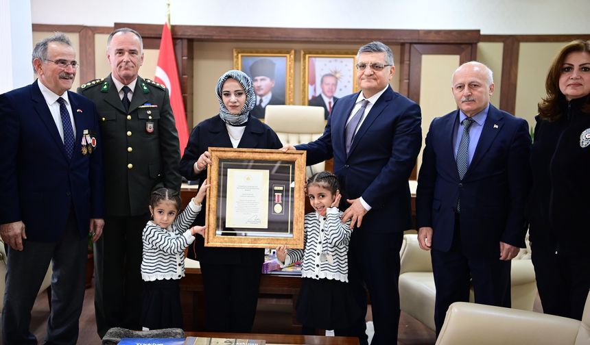 Sinoplu şehidin kızına "Devlet Övünç Madalyası ve Beratı" takdim edildi