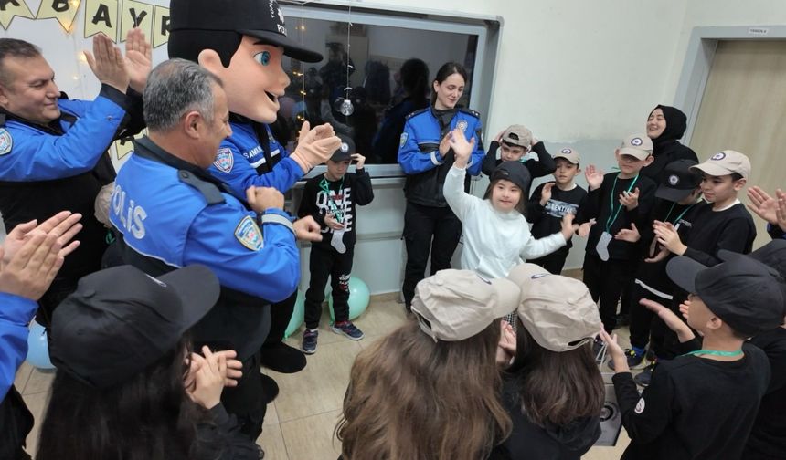 Samsun polisinden özel birey Derin'e sürpriz ziyaret