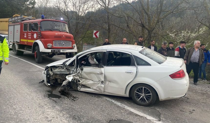 Sinop'ta iki otomobil çarpıştı, 7 kişi yaralandı