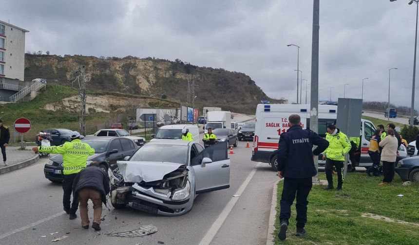 Sinop'ta iki otomobilin çarpıştığı kazada 3 kişi yaralandı