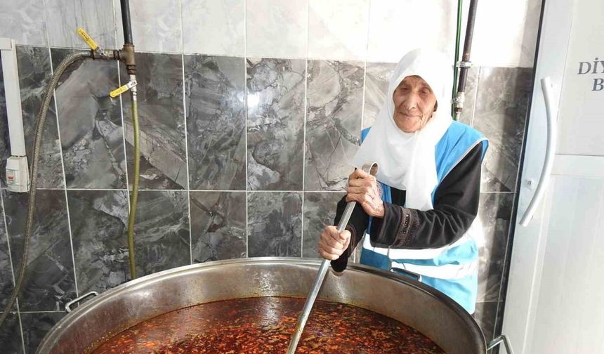 90 yaşında aşevinde gönüllü çalışıyor