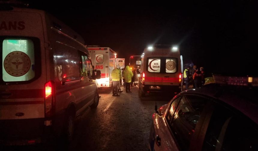 Çorum'da  çarpan tur otobüsü kaza yaptı: 23 yaralı