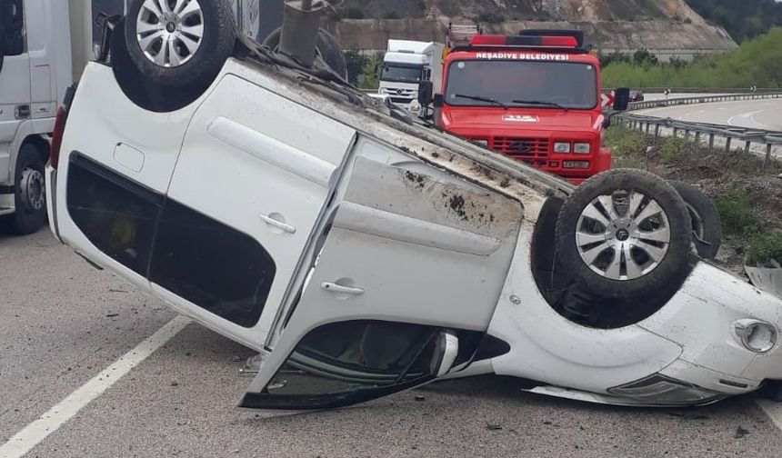 Devrilen hafif ticari araçtaki 4 kişi yaralandı