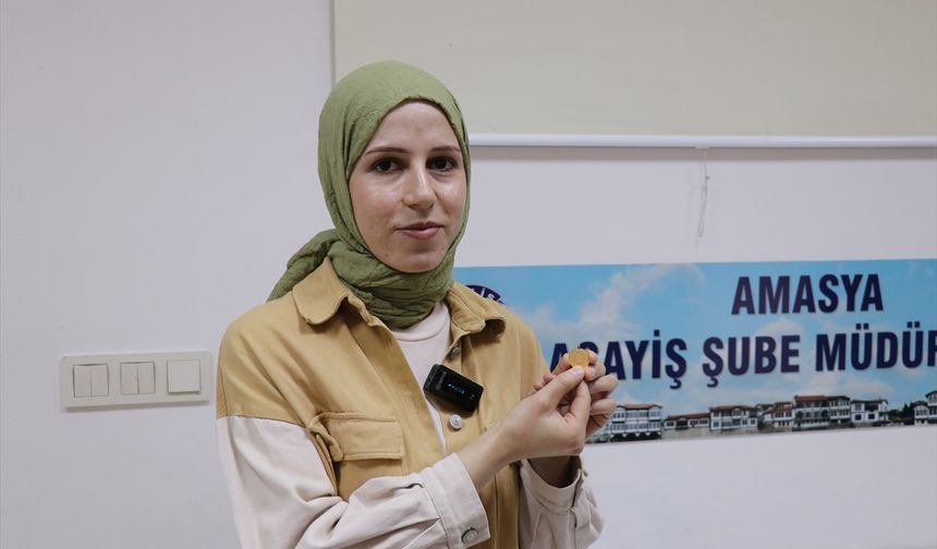 Polis memuru yolda bulduğu altını sahibine teslim etti