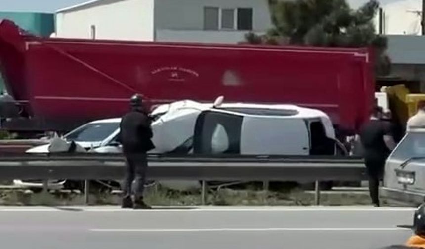 Devrilen otomobil, çarpıştığı diğer otomobil ile bariyer arasına sıkıştı