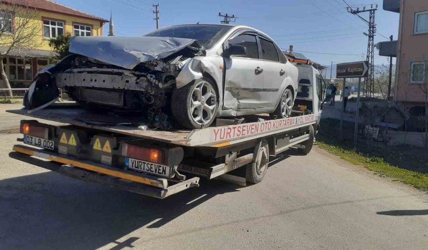 İki otomobil çarpıştı: 4 kişi yaralandı