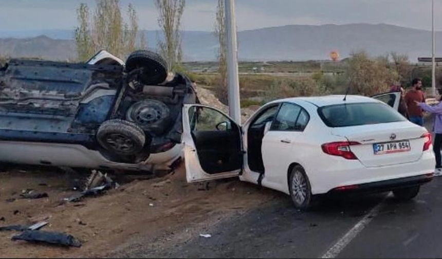 İki otomobil kafa kafaya çarpıştı: 3 kişi yaralandı