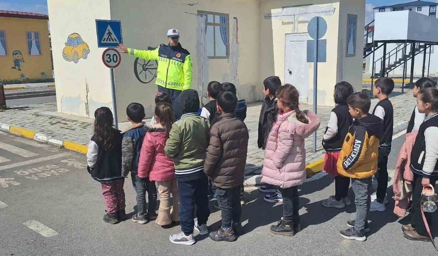 Jandarma, öğrencilere trafik eğitimi verdi