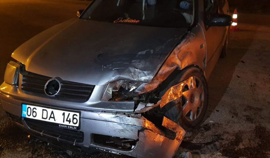 Kafa kafaya çarpışan iki araçta 3 kişi yaralandı