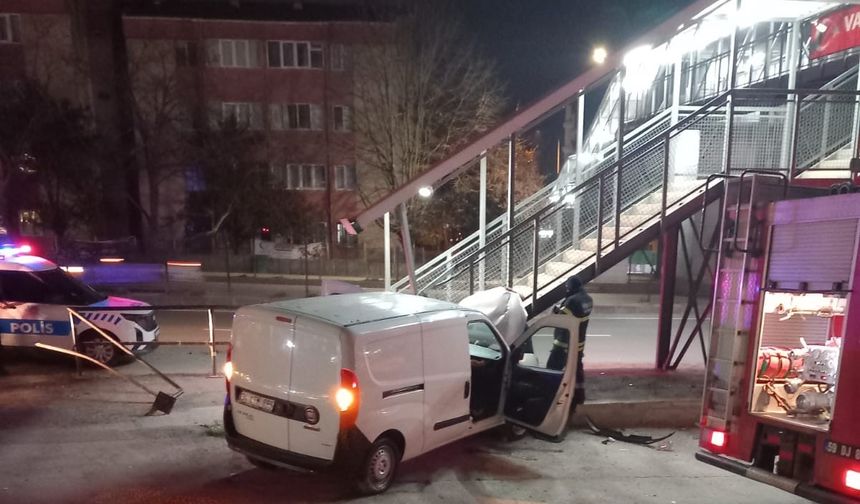 Kontrolden çıkan otomobil üst geçide çarptı