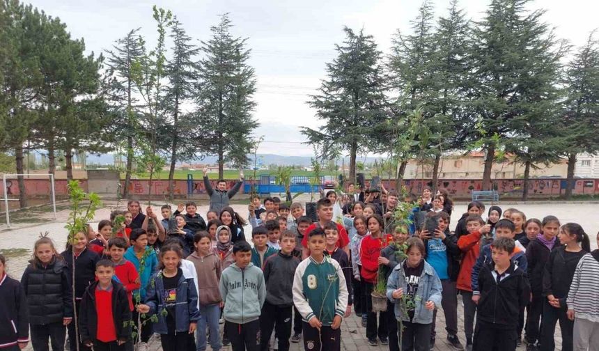 100 fidanı toprakla buluşturdular