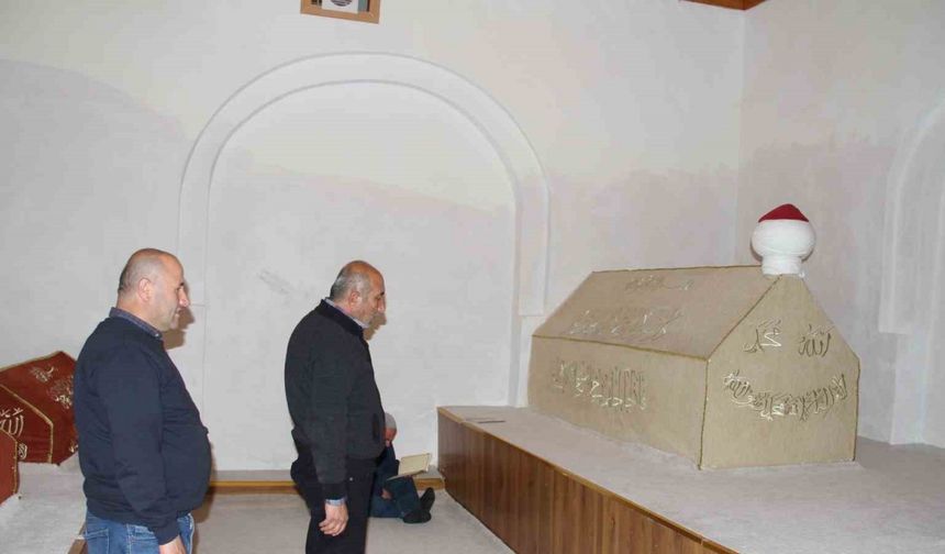 Batı Karadeniz’in fatihi Emir Karatekin Bey’in kabri ziyaretçilerini ağırlıyor