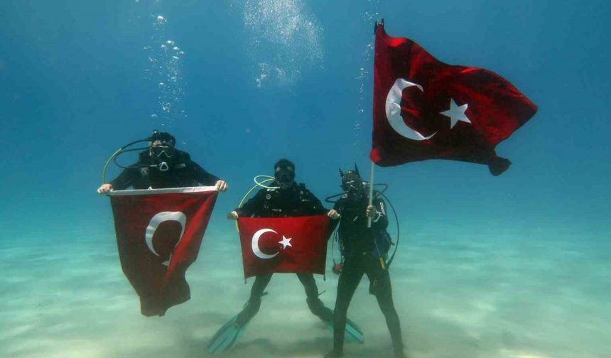 Dalgıçlar 19 Mayıs’ı deniz altında kutladı
