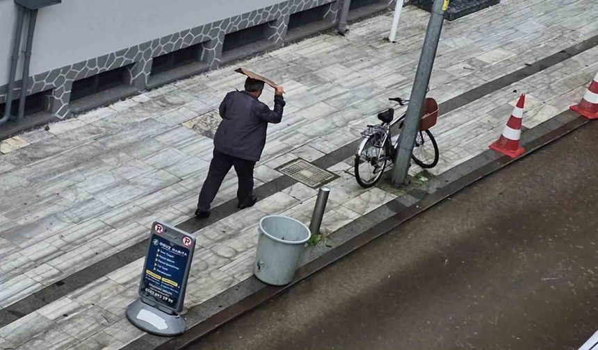 Dolu yağdı, kafalarına karton koyarak korundular