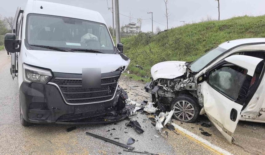 İşçileri taşıyan servis ile hafif ticari araç çarpıştı