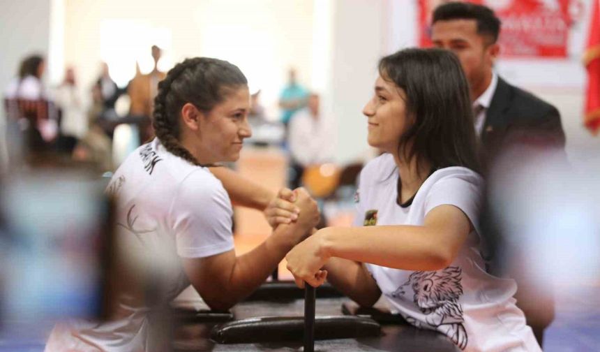 Rukiye ve Ayşenur kardeşlerin bileğini büken yok