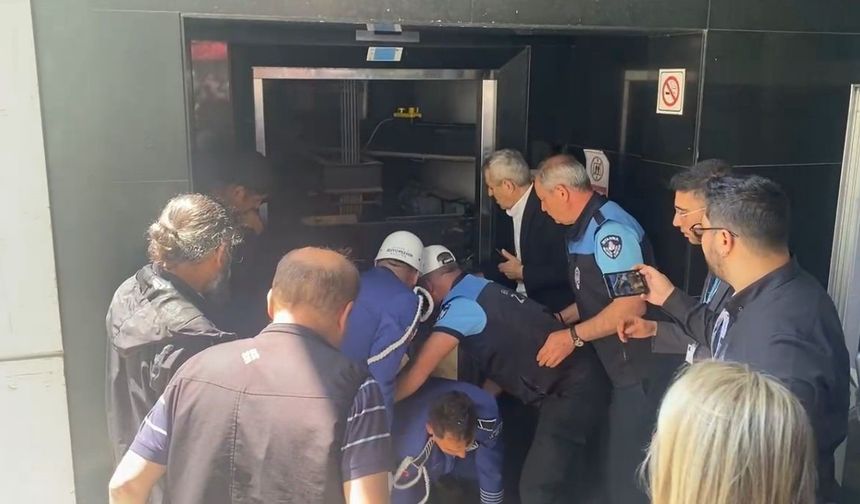 Şeşen’in cenazesi asansörde mahsur kaldı