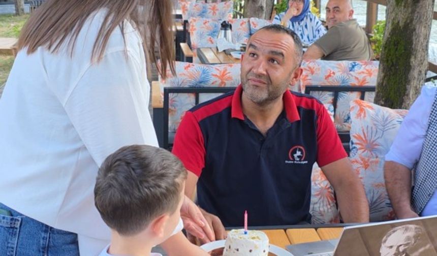 Çocuklar babaları için pasta yaptı