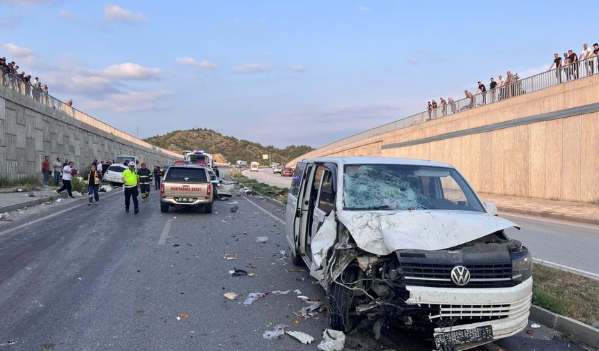 Üç aracın karıştığı trafik kazasında 9 kişi yaralandı