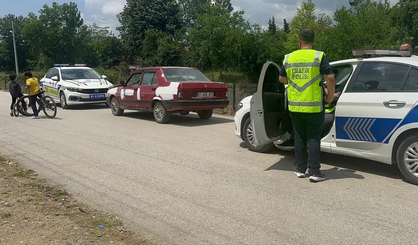 Ehliyetsiz çocuk sürücü araçlara çarptı