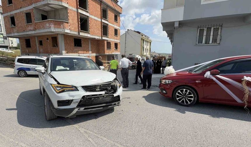Düğün konvoyunda kaza: Otomobil bina boşluğuna düştü
