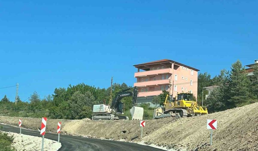 Heyelan sebebiyle ulaşıma kapanan yol ulaşıma açıldı