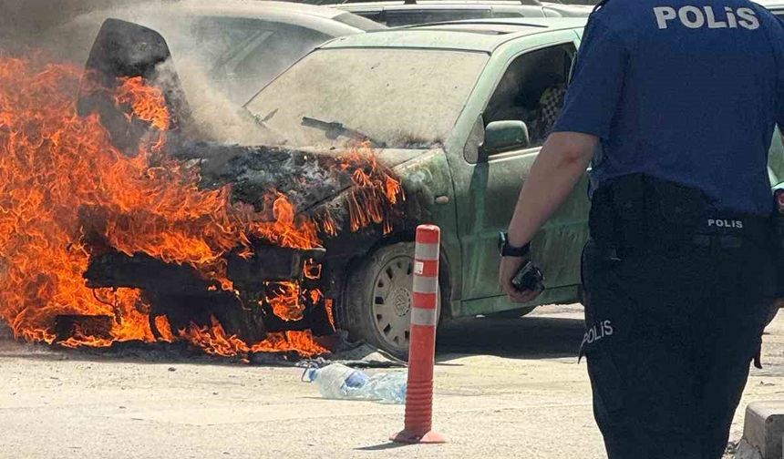 Otomobil yolun ortasında alev alev yandı