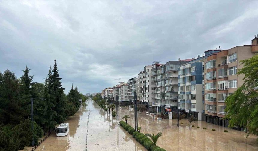 Trabzon’da eski devlet sahil yolu sular altında kaldı