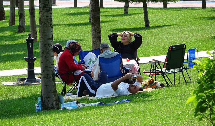 Vatandaşlar bayramın keyfini Millet Bahçesi’nde çıkardı