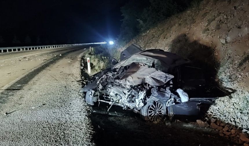 Yolcu otobüsü ile otomobil çarpıştı: 1 ölü