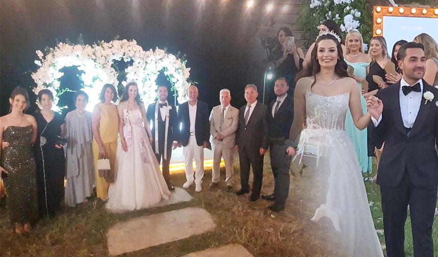 Eski siyasetçi Ahmet Ünal’ın kızı dünyaevine girdi