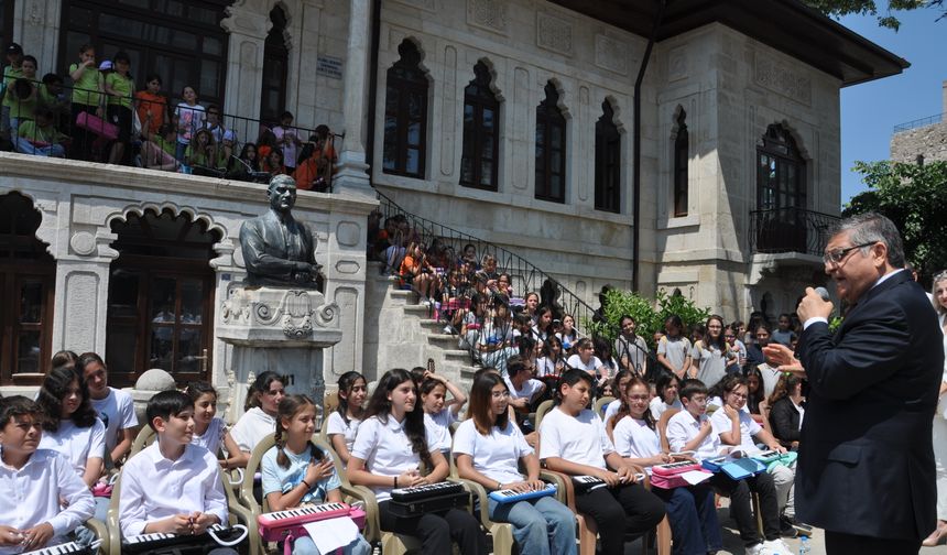 100 öğrenci tarihi binanın önünde konser verdi