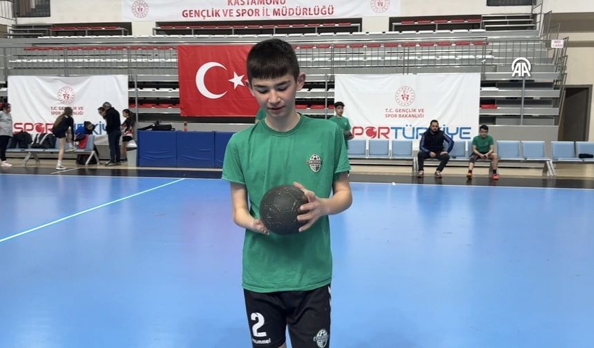 Tek eliyle takımına güç veriyor