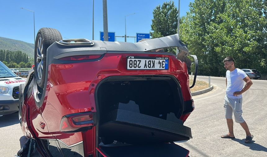 Devrilen otomobildeki 4 kişi yaralandı