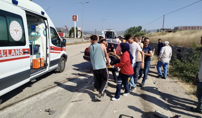 İki aracın çarpıştığı kazada 3 kişi yaralandı