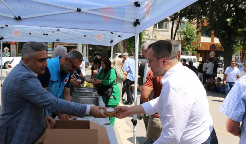 Merzifon Müftülüğü vatandaşlara aşure ikram etti