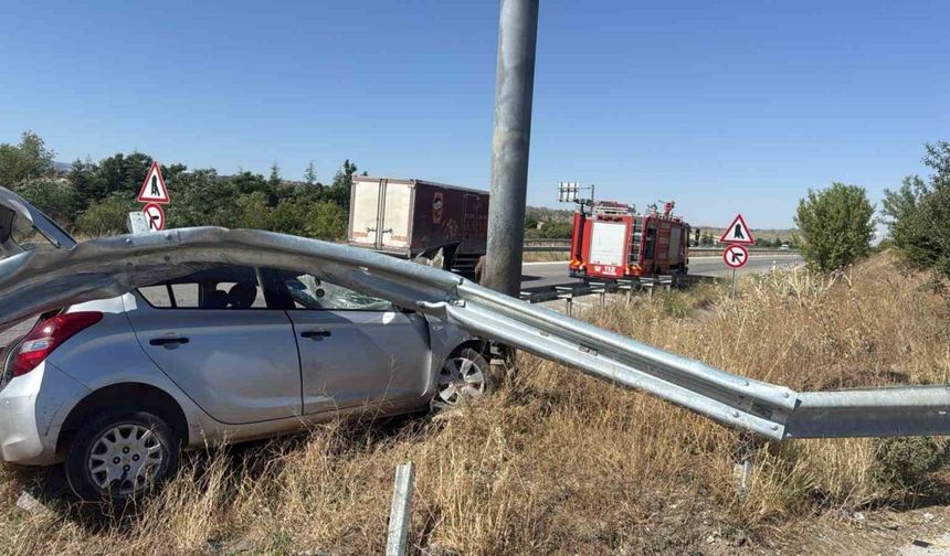Çorum’da otomobil bariyere çarptı: 1 kişi yaralandı