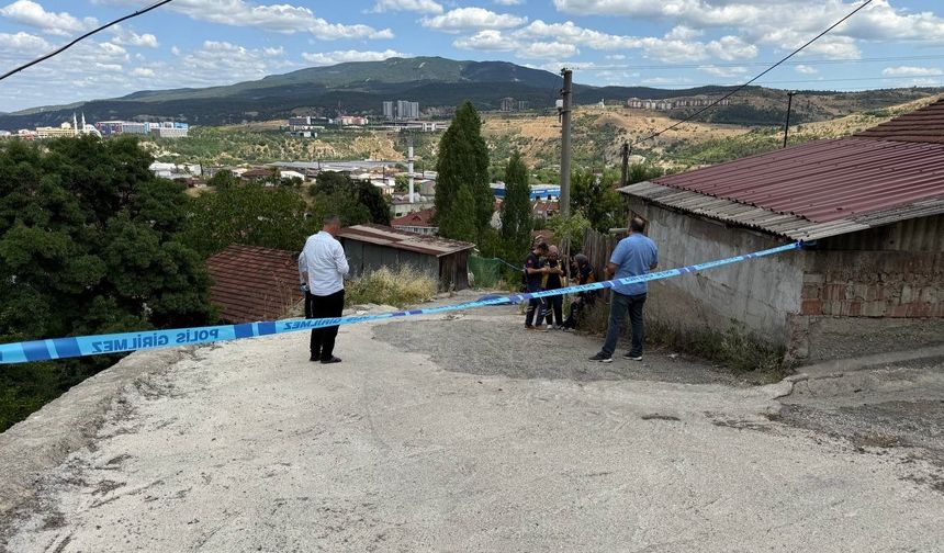 Düşerek başını yere çarpan kişi hayatını kaybetti