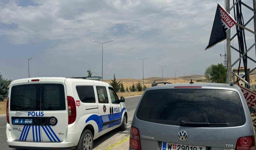 Elektrik direğine çarpan otomobildeki 3 kişi yaralandı