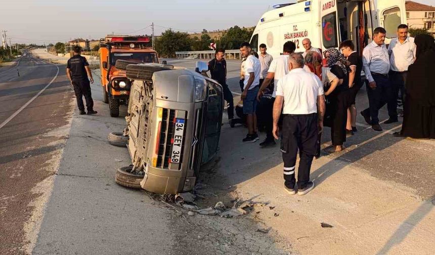 Hafif ticari araç devrildi, 3 kişi yaralandı