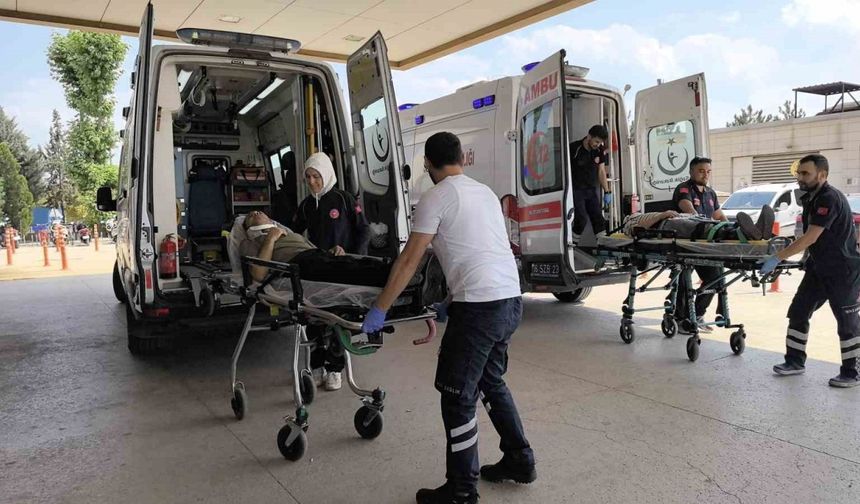 Otomobil ağaca çarptı: 2 kişi yaralandı