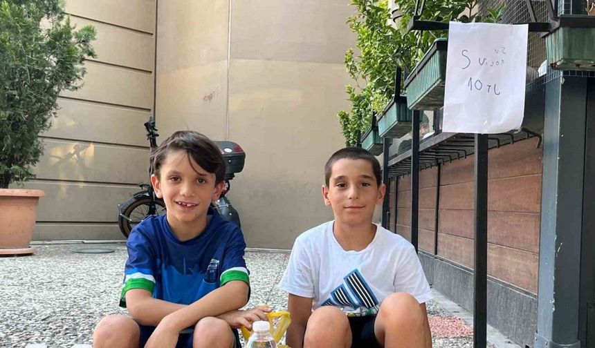 Oyuncak alma hayaliyle su satıyorlar