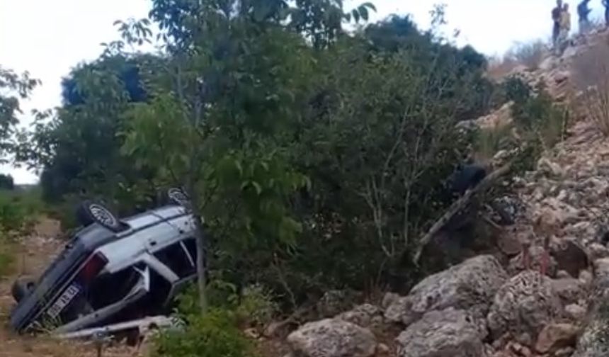 Şarampole yuvarlanan otomobildeki 3 kişi yaralandı