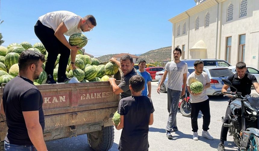 Tonlarca karpuzu satın aldı, ücretsiz dağıttı